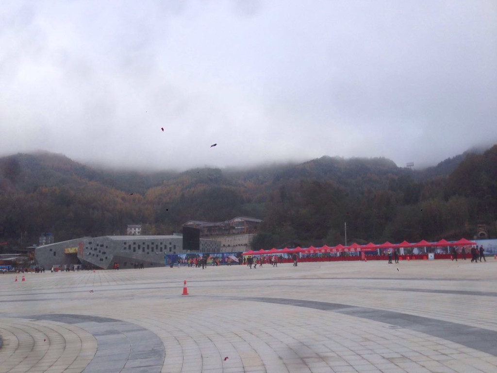 光雾山风景区,国家AAAA级旅游景区,国家重点风景名胜区,国家地质公园,被誉为中国红叶第一山。 景区位于川陕交界处米仓山南麓,地处四川省巴中市南江县北部边缘,景区幅员面积830余平方公里,主峰海拔2507米,因常年云雾缭绕而得名。以奇特的喀斯特峰丛地貌、古朴的原生态植被、迷人的瀑潭秀水和峡谷风光为景观特色。景区由光雾山、龙架山、燕子岩、桃园,大坝森林公园、焦家河、韩溪河等片区组成,集秀峰怪石、峭壁幽谷、溪流瀑潭、田园山林于一体,堪称山奇、石怪、谷幽、水秀、峰险五绝。 光雾山地处巴中市南江县境内,与诺水河