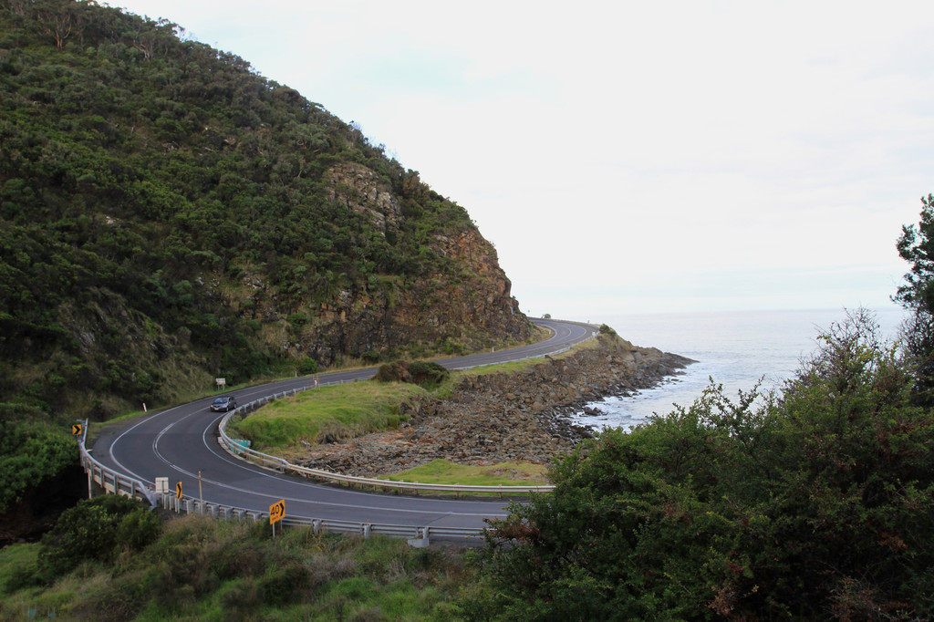 蜿蜒曲折的山路弯道,极为上镜,颇为典型的大洋路海岸风光,美不胜