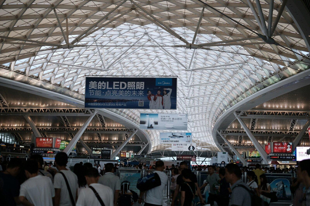 一线海景,用餐环境好,价钱公道,味道一流。 游完老街,己是晚餐时间,规划好了去香格里拉,都是顺路,游完老街就顺着步行1公里多点就到。就餐环境面向一线海景。选中餐原因是不想吃海鲜,因为明、后天去涠洲岛,留肚吃海鲜。香格里拉中餐之前有人来偿过,觉得挺好!今天吃过果然超赞!价钱跟这里大排档差不多,品相味道都很好,关键不会被宰,值得推荐。