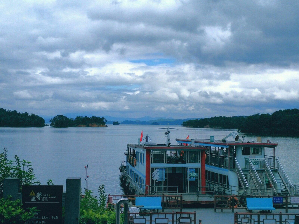 万绿湖景区发船时间是 09:0016:00 (固定航班:09:00,10:00,11:00