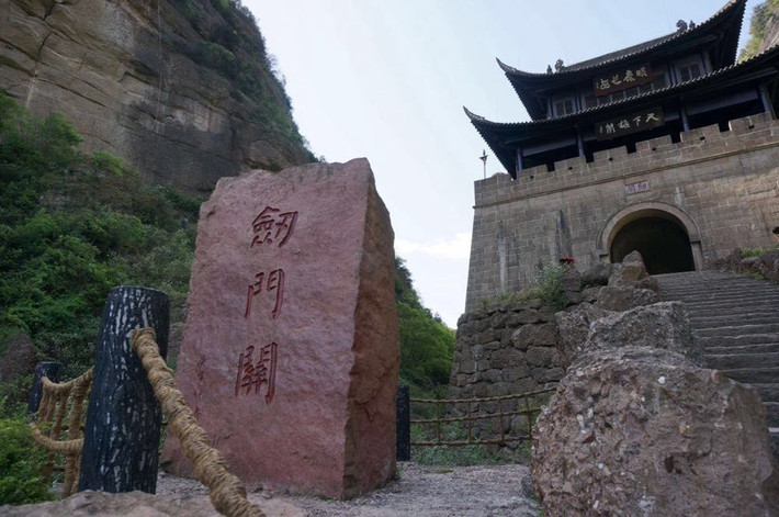 关楼外看到的门