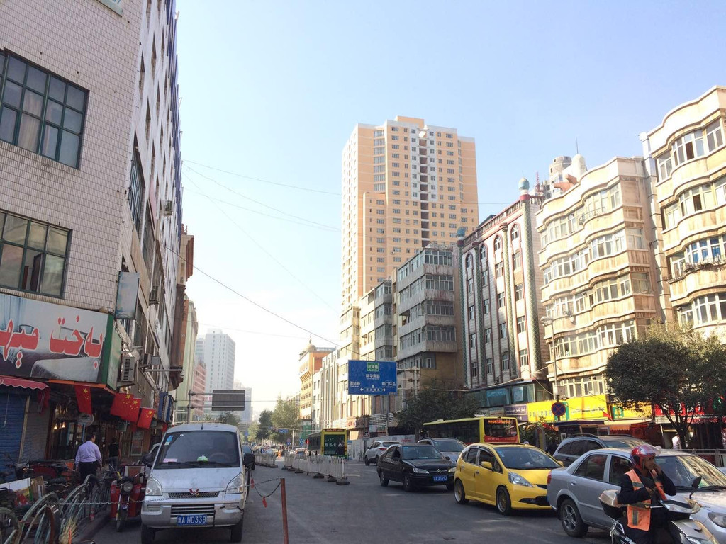 乌鲁木齐新疆民街 去大巴扎的路上,所见的街景.