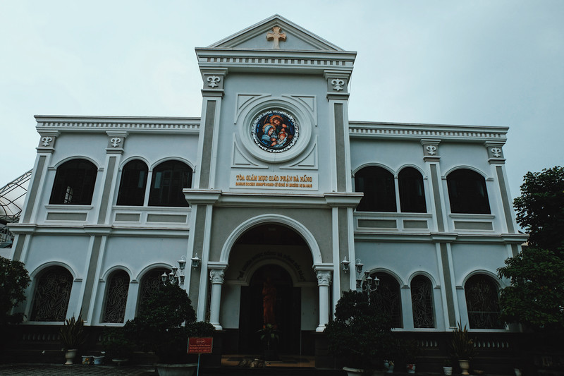 糖果粉色的岘港大教堂始建于1923年,法国统治时期的天主