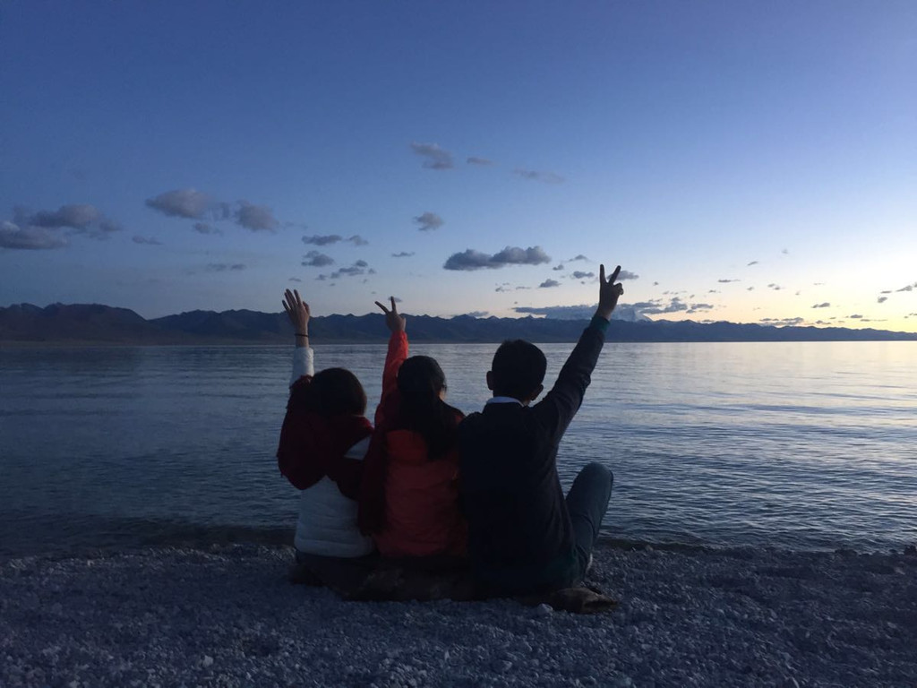 三个人在一起的背影图,三个人走在一起的图片,三个人坐在一起的图片_大山谷图库